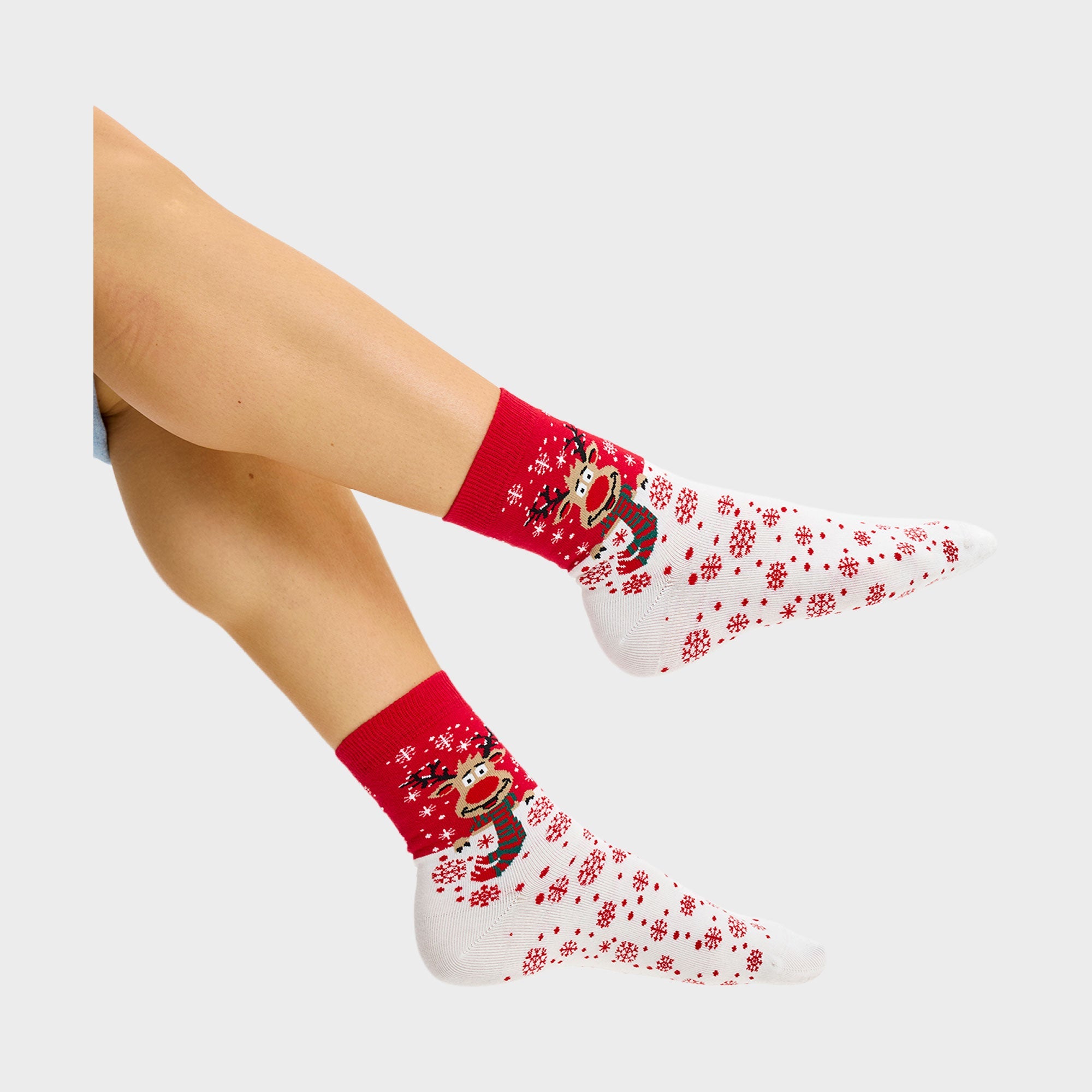 Ein Paar rote Weihnachtssocken mit Rudolph drauf.