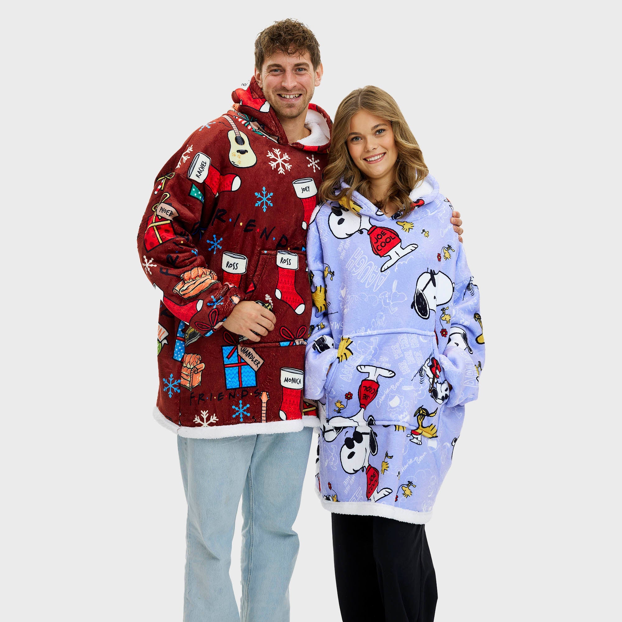 Roter Weihnachtspullover Herren mit Peanuts-Motiven und weißem Teddyfutter, blauer Weihnachtspyjama Damen mit Snoopy und.