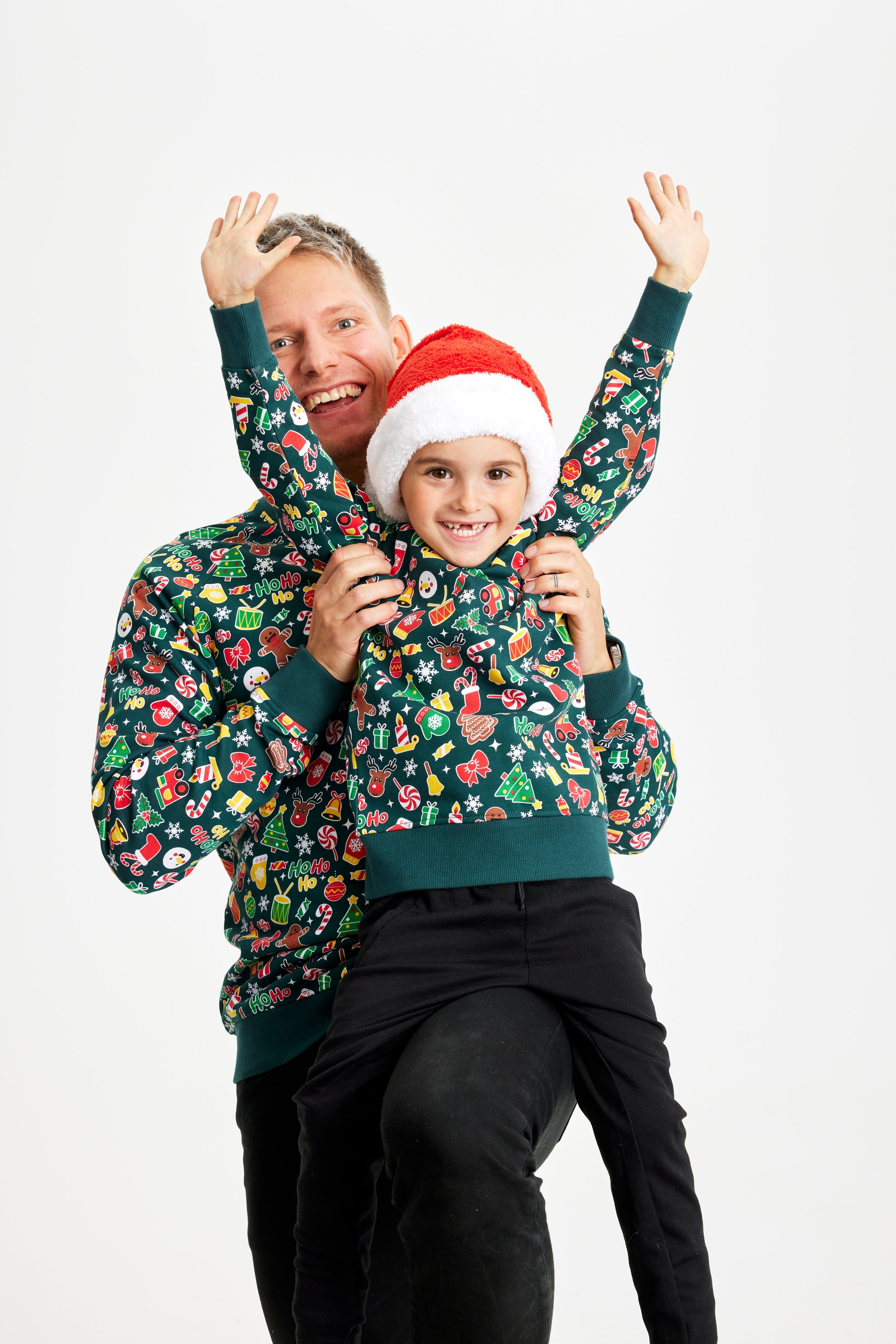 Eine Frau, die einen grünen Weihnachtspulli mit einem Weihnachtsmuster trägt.