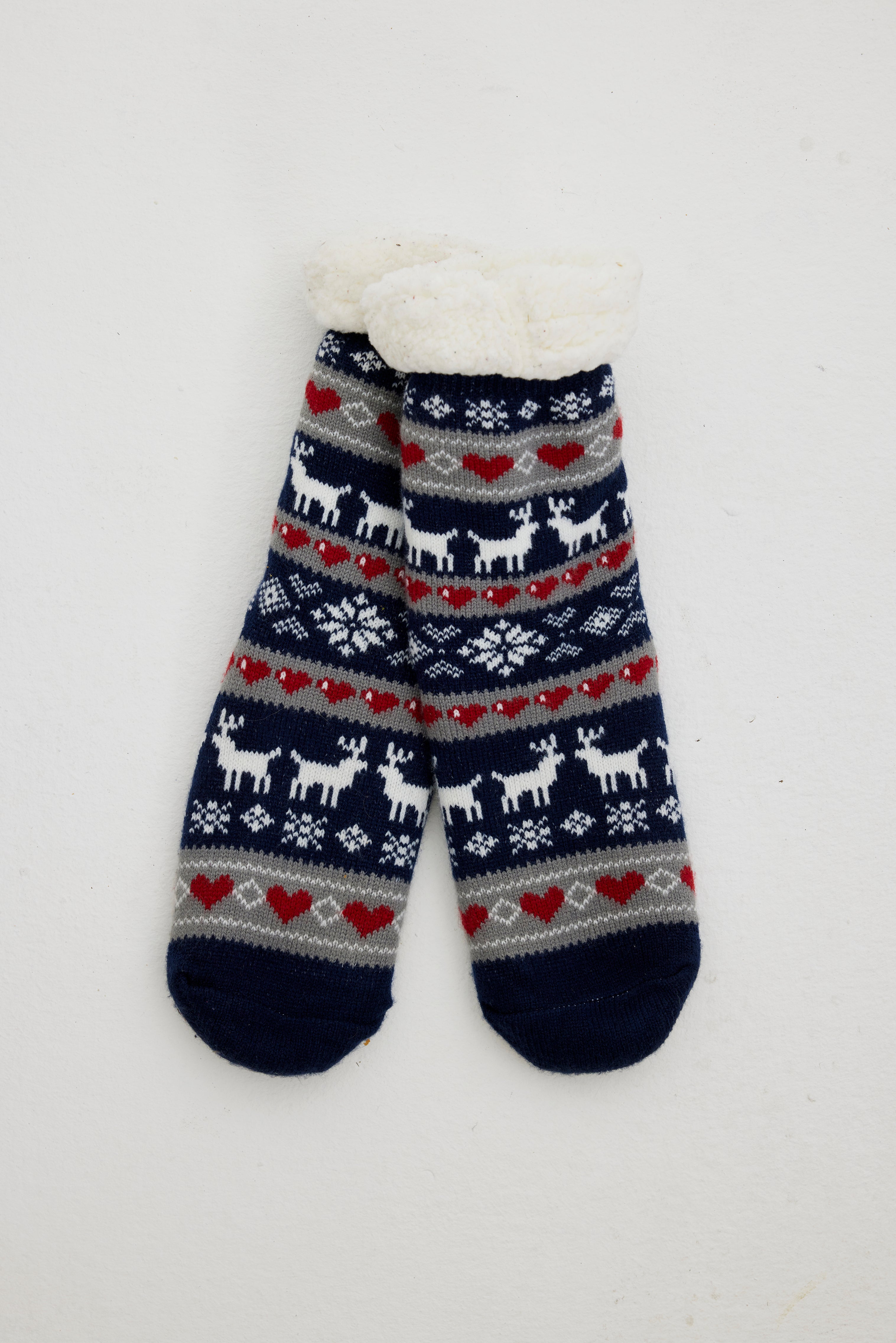 Ein Paar blaue und weiße Weihnachtssocken mit einem Weihnachtsmuster.