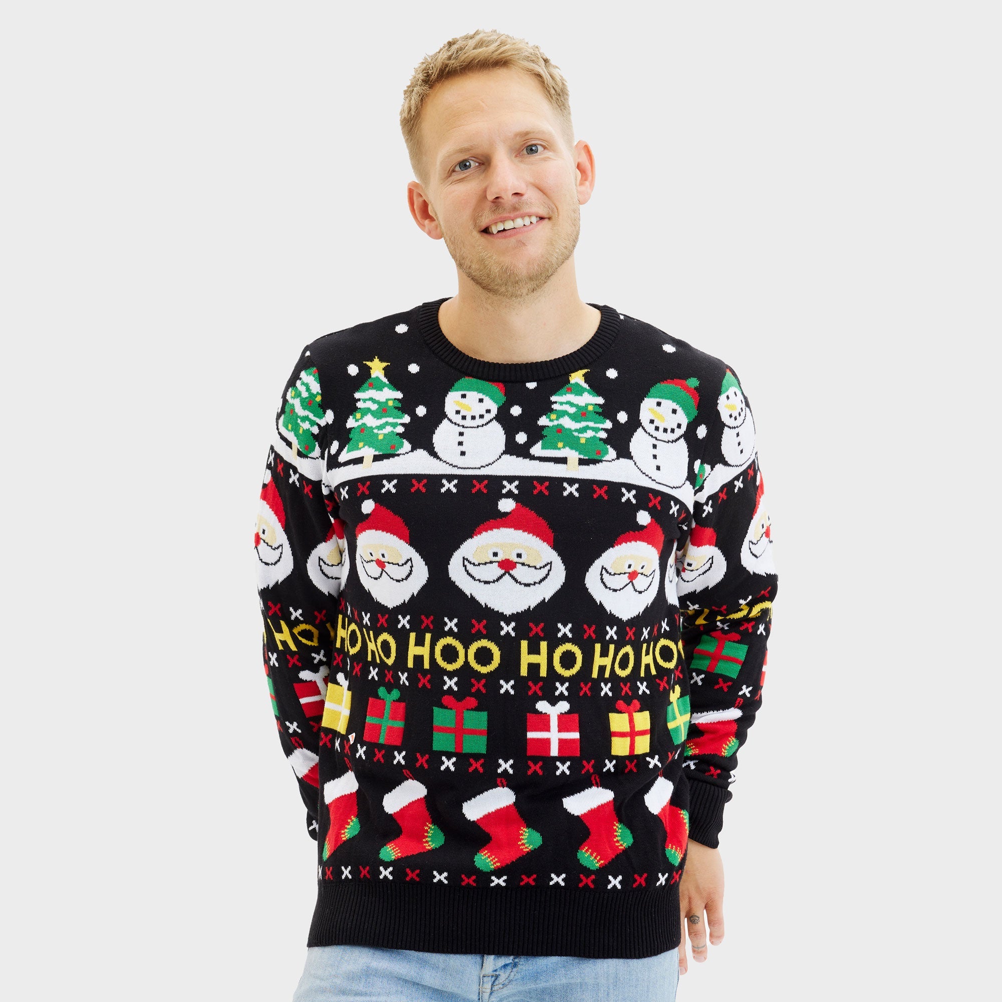 Schwarzer nachhaltiger Weihnachtspullover Herren mit Schneemännern und bunten Strümpfen.