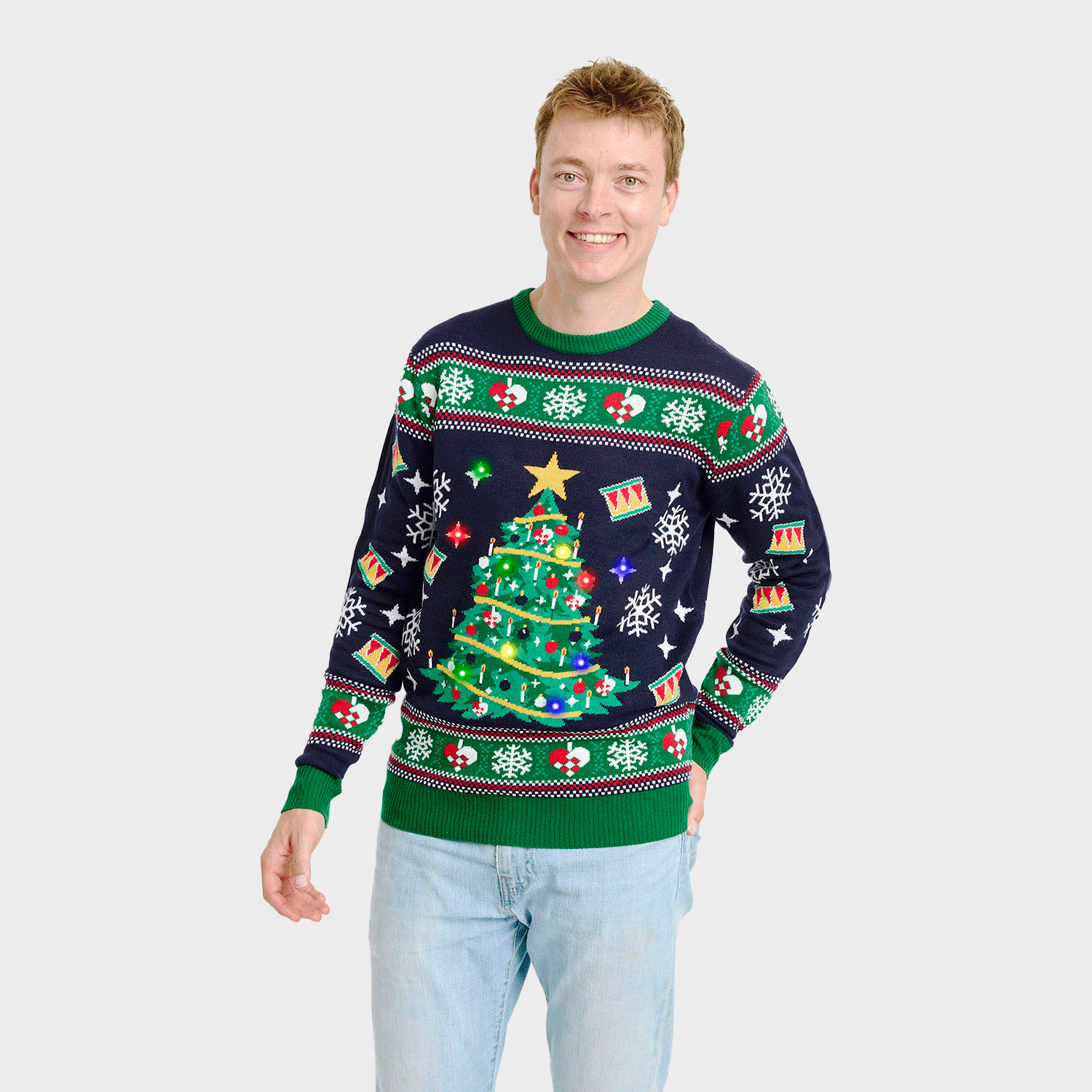 Dunkelblauer Weihnachtspullover Herren mit leuchtendem LED-Weihnachtsbaum und festlichen Motiven.