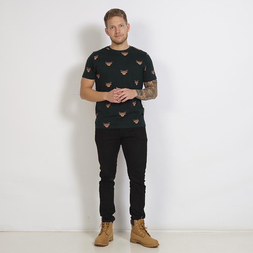 Eine Frau trägt ein schwarzes T-Shirt mit einem Rentier darauf.