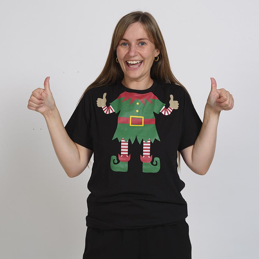 Eine Frau, die ein schwarzes T-Shirt mit einem Elfenkörper trägt.