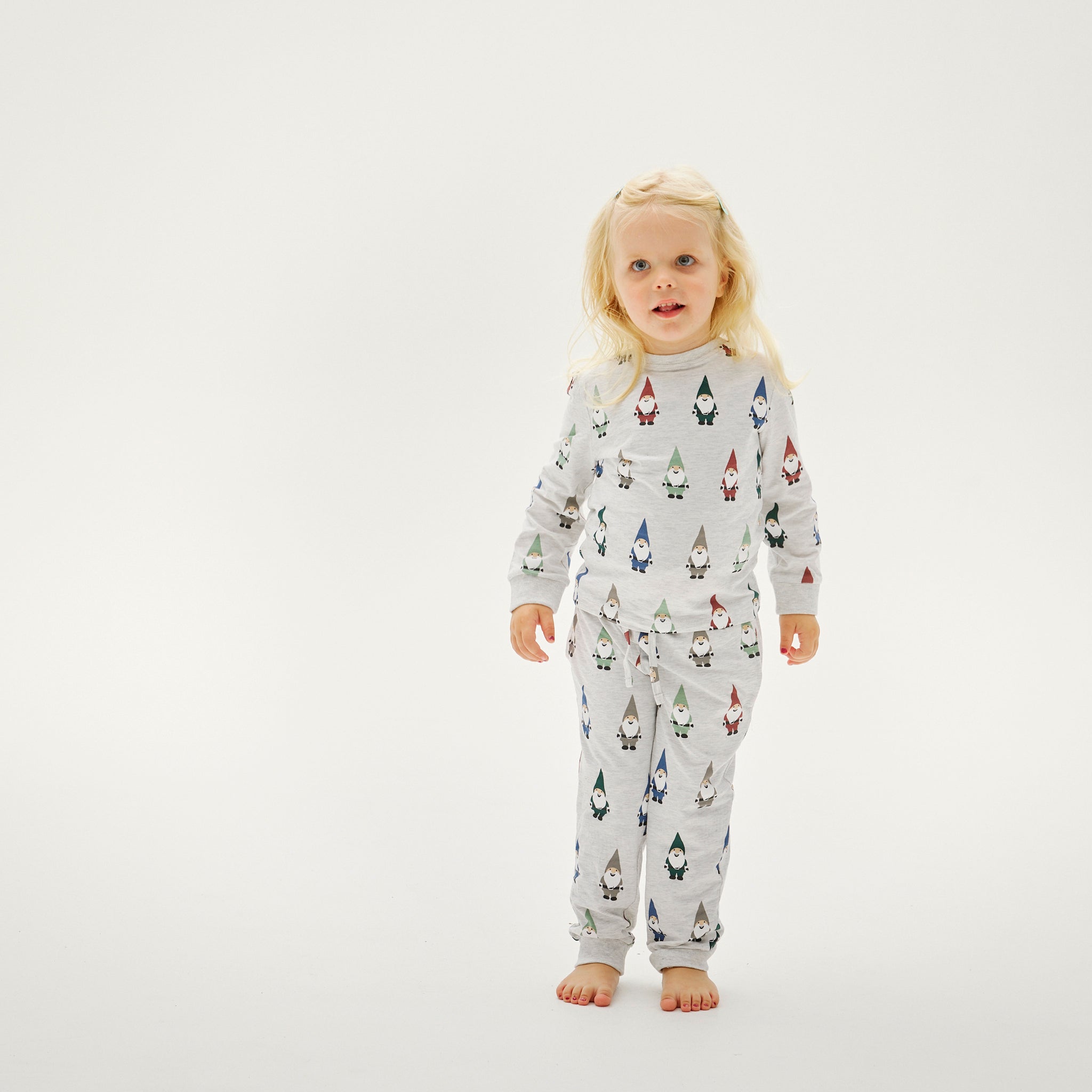 Kinder Weihnachts-Pyjama mit Garten-Zwerg und Tannenbaum-Motiv in Grau, nachhaltig und dehnbar.