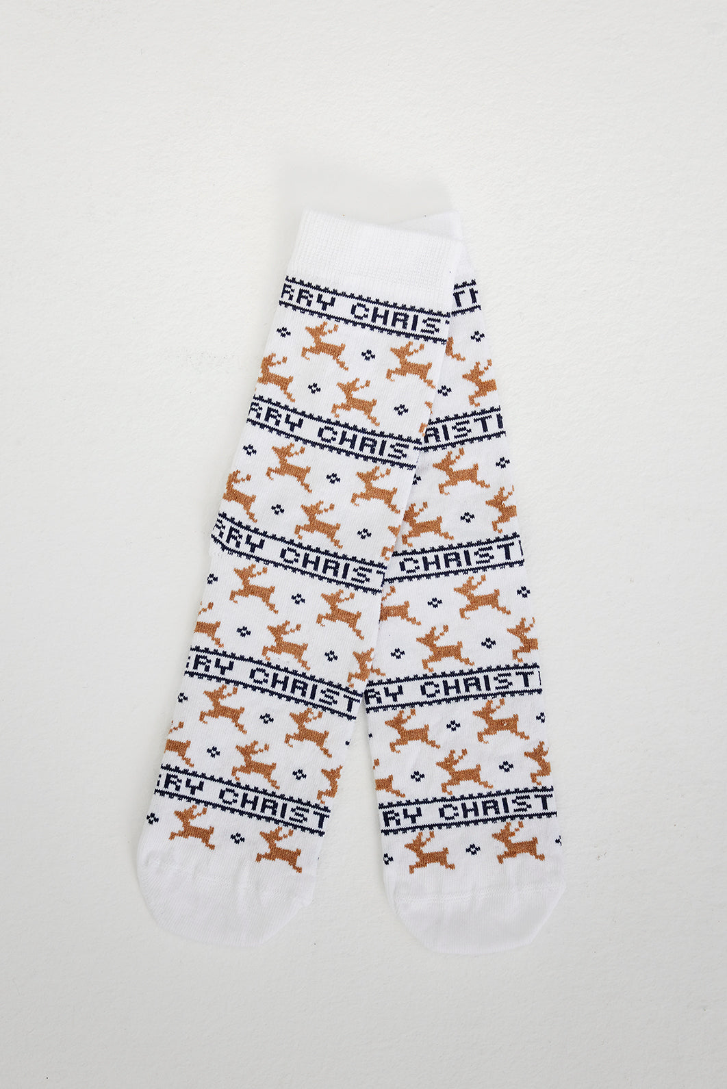 Weiße Weihnachtssocken mit Rentieren darauf.