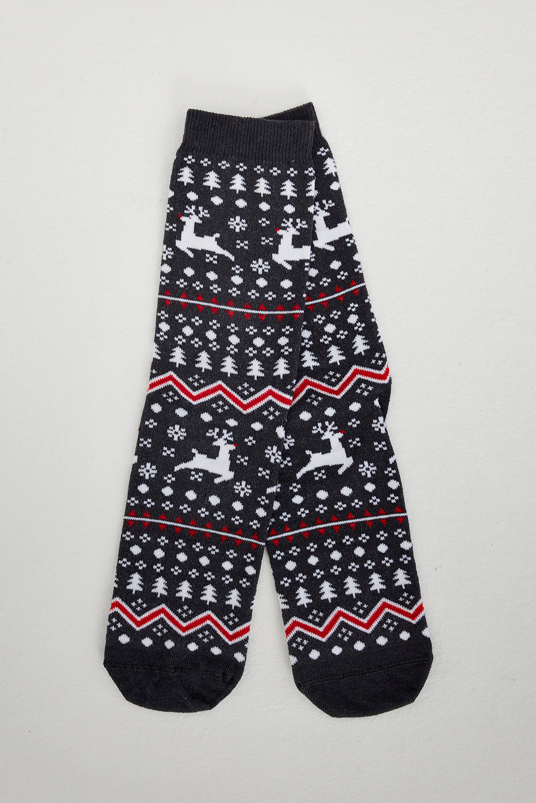 Schwarze Weihnachtssocken mit einem Muster darauf.