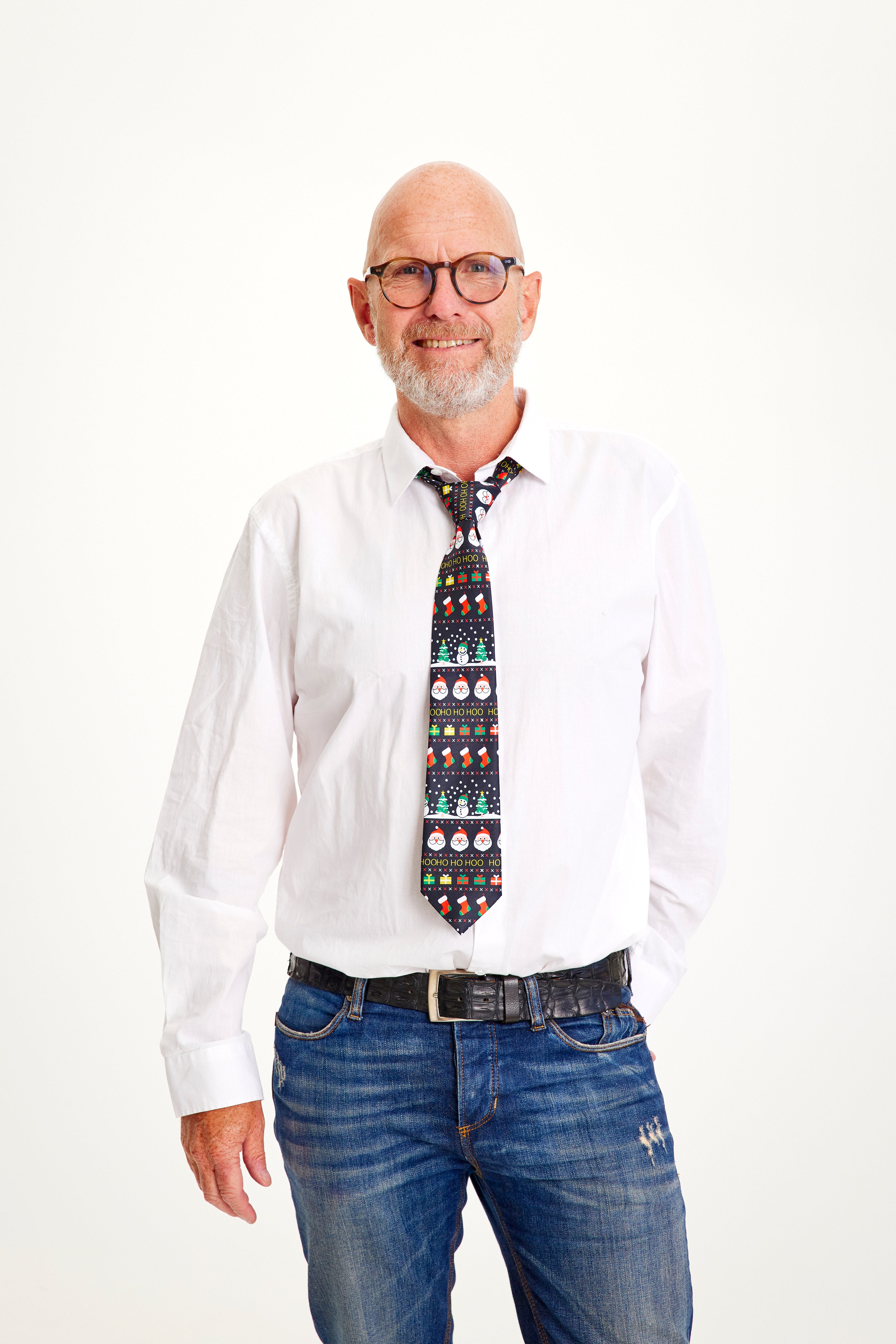 Ein Mann trägt eine dunkle Weihnachtskrawatte mit einem Weihnachtsmuster darauf.