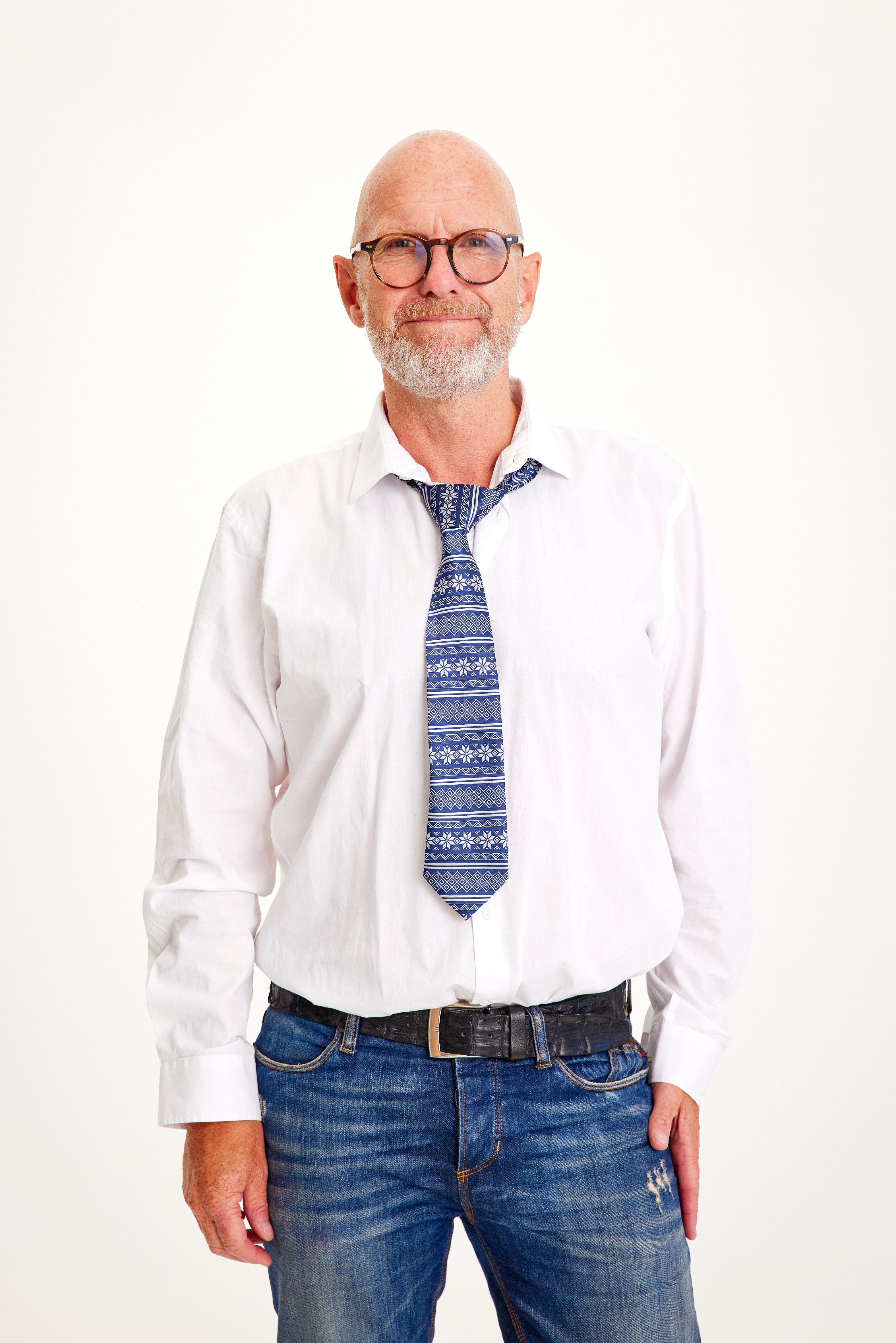 Ein Mann, der ein weißes Hemd und eine blaue Krawatte trägt.