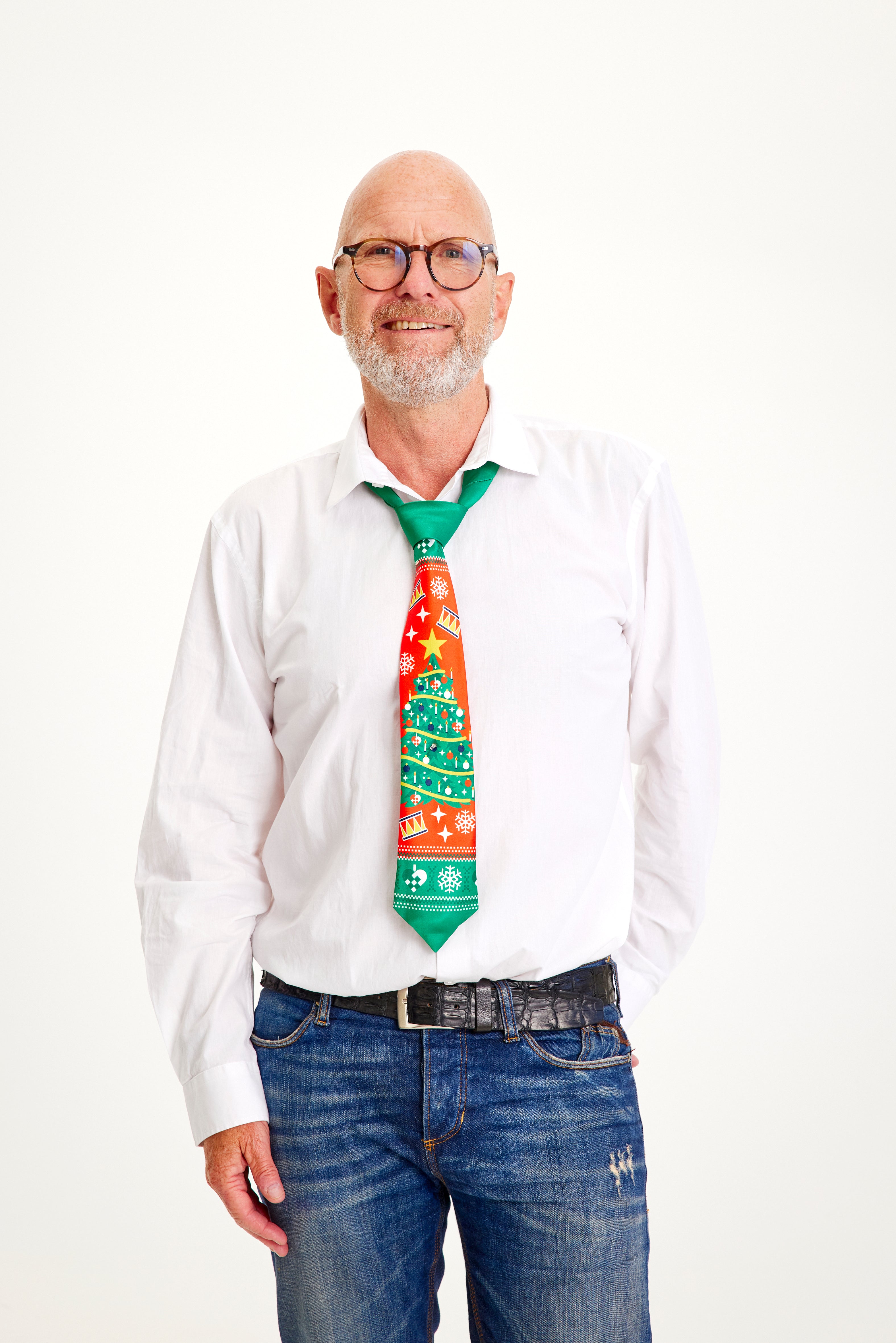 Ein Mann mit einer rot-grünen Krawatte.