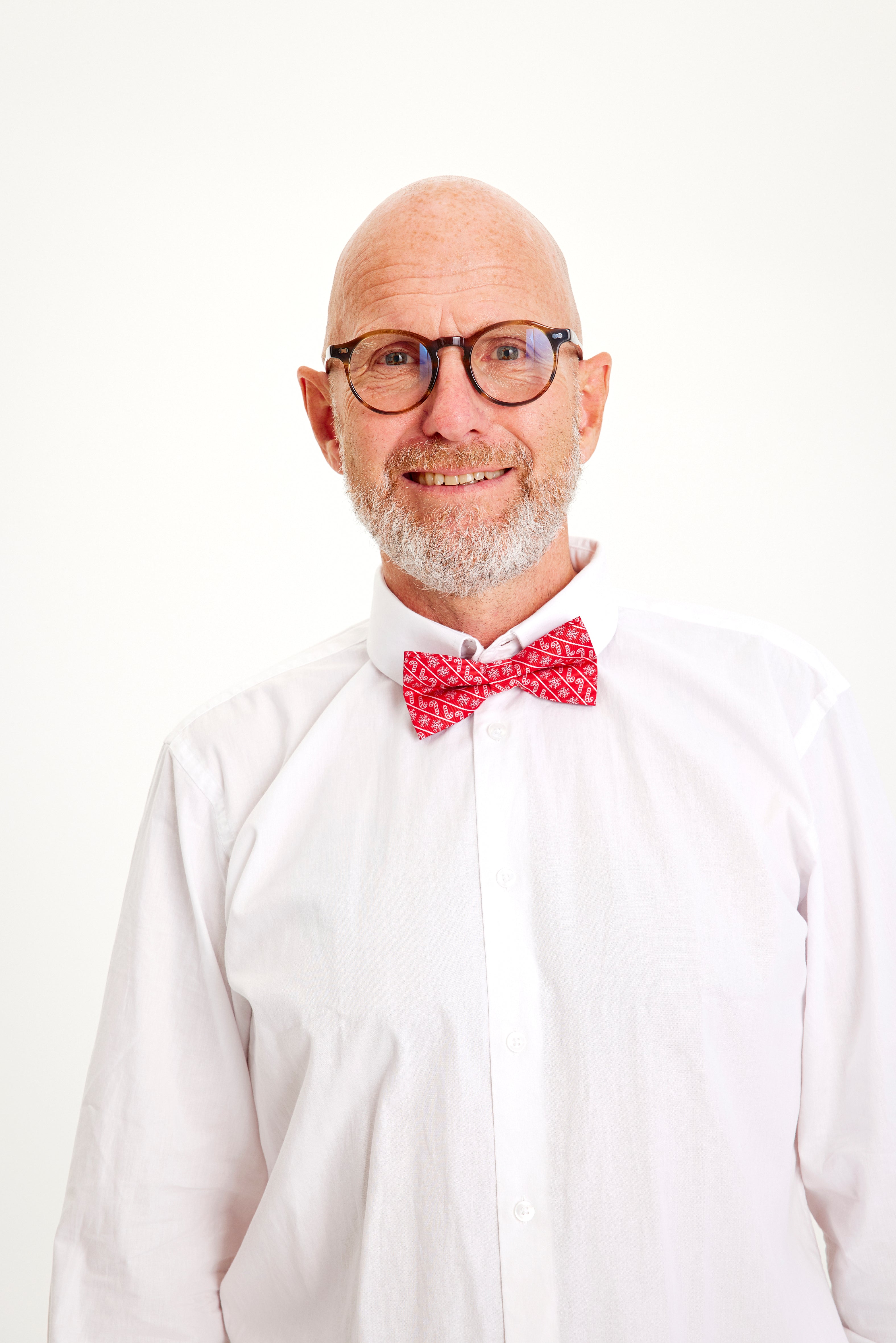 Ein Mann mit einer roten Fliege.