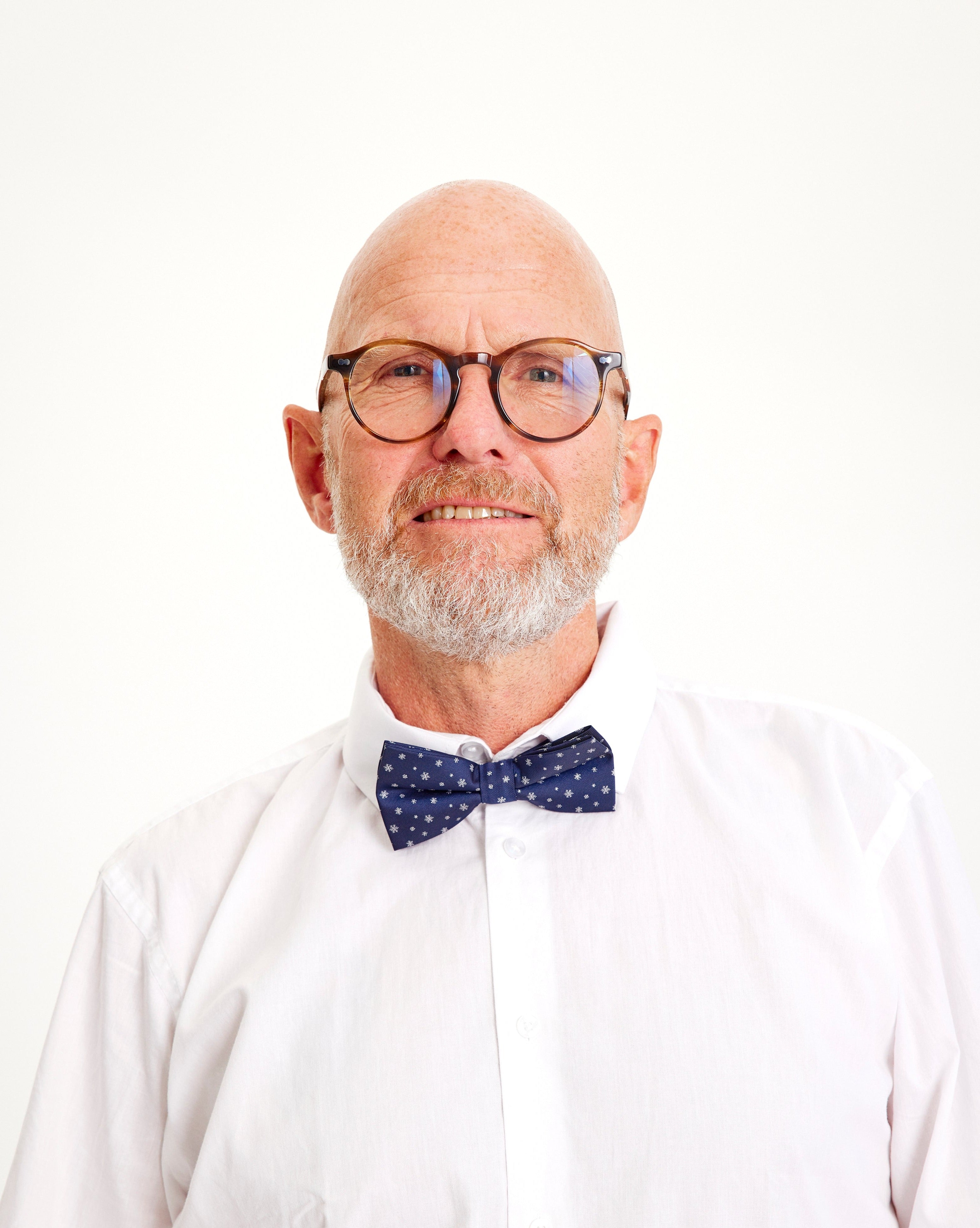 Ein Mann trägt eine blaue Fliege.