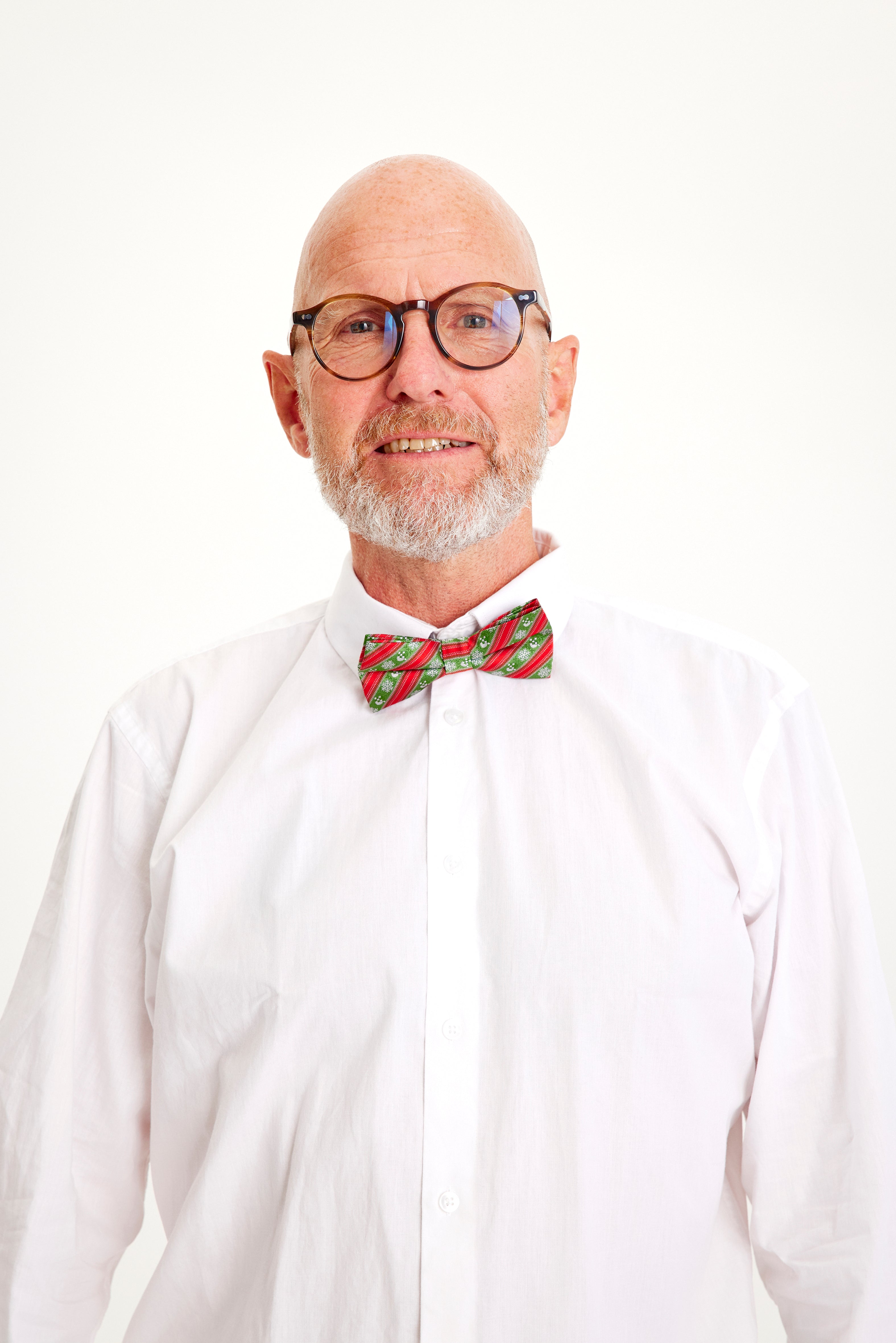 Ein Mann mit einer rot-grünen Fliege.