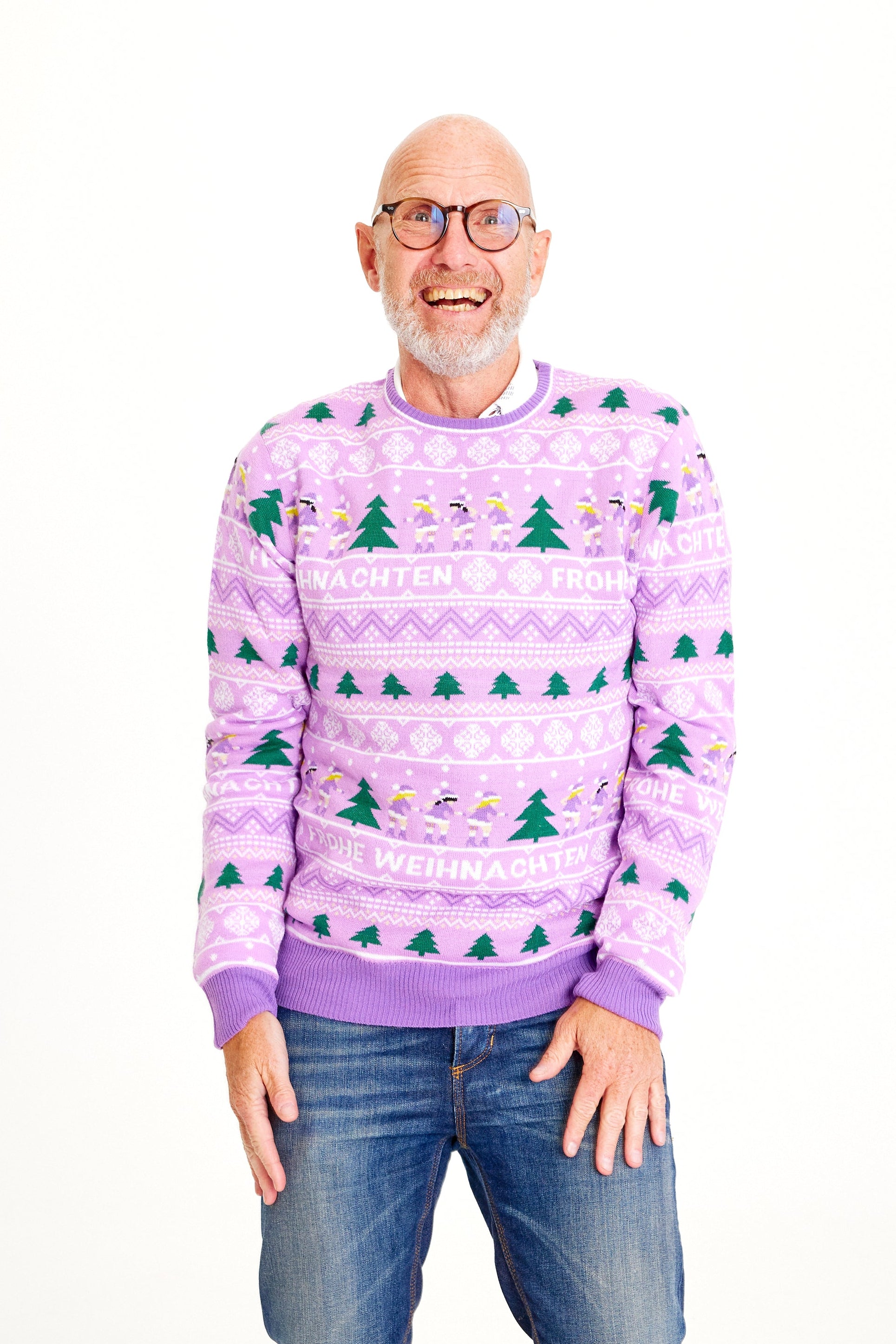 Eine Frau trägt einen lila Weihnachtspullover mit Weihnachtsbäumen darauf.