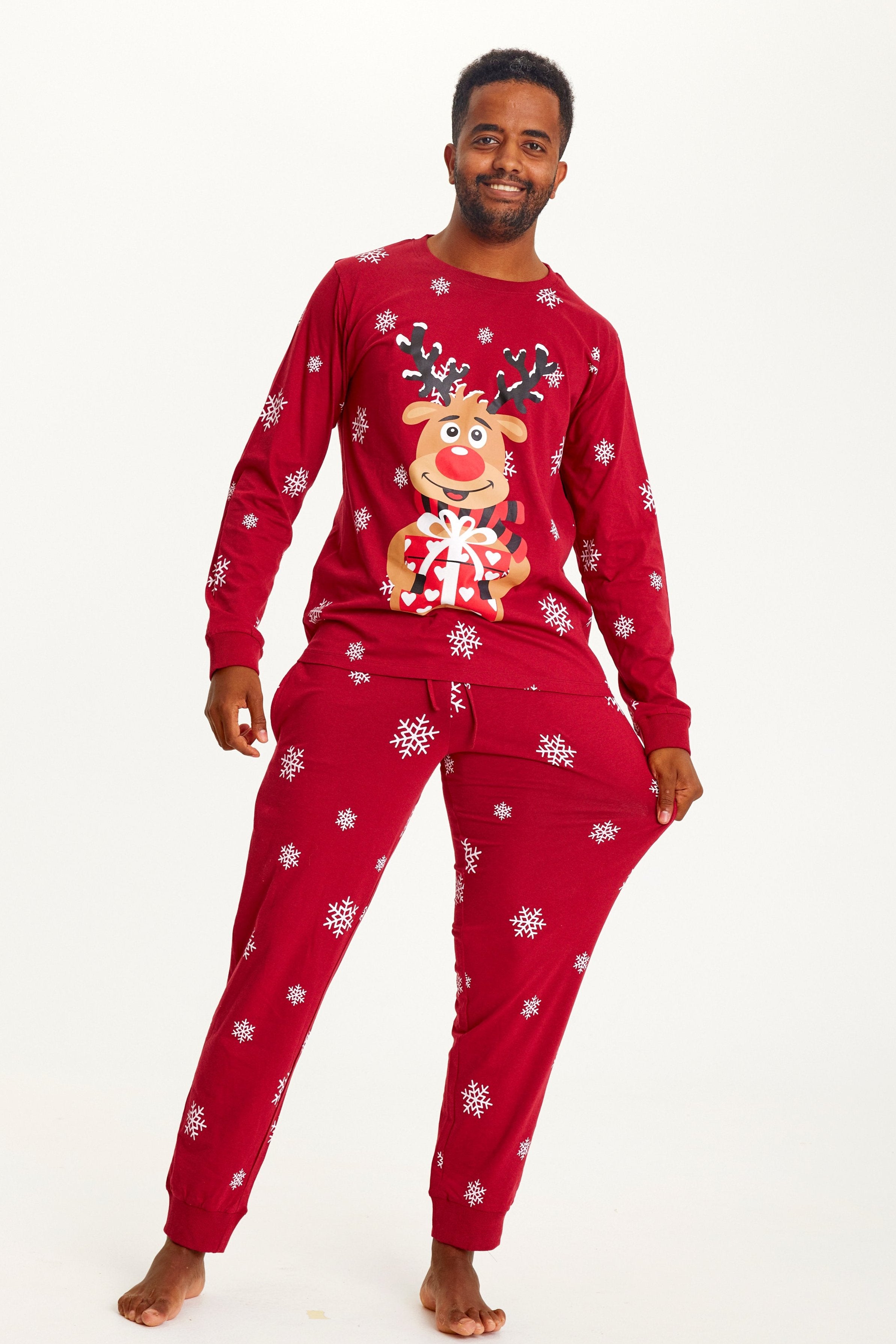 Roter Weihnachtspyjama Herren mit Rentier-Motiv und Schneeflocken, bequemer Stretchstoff.