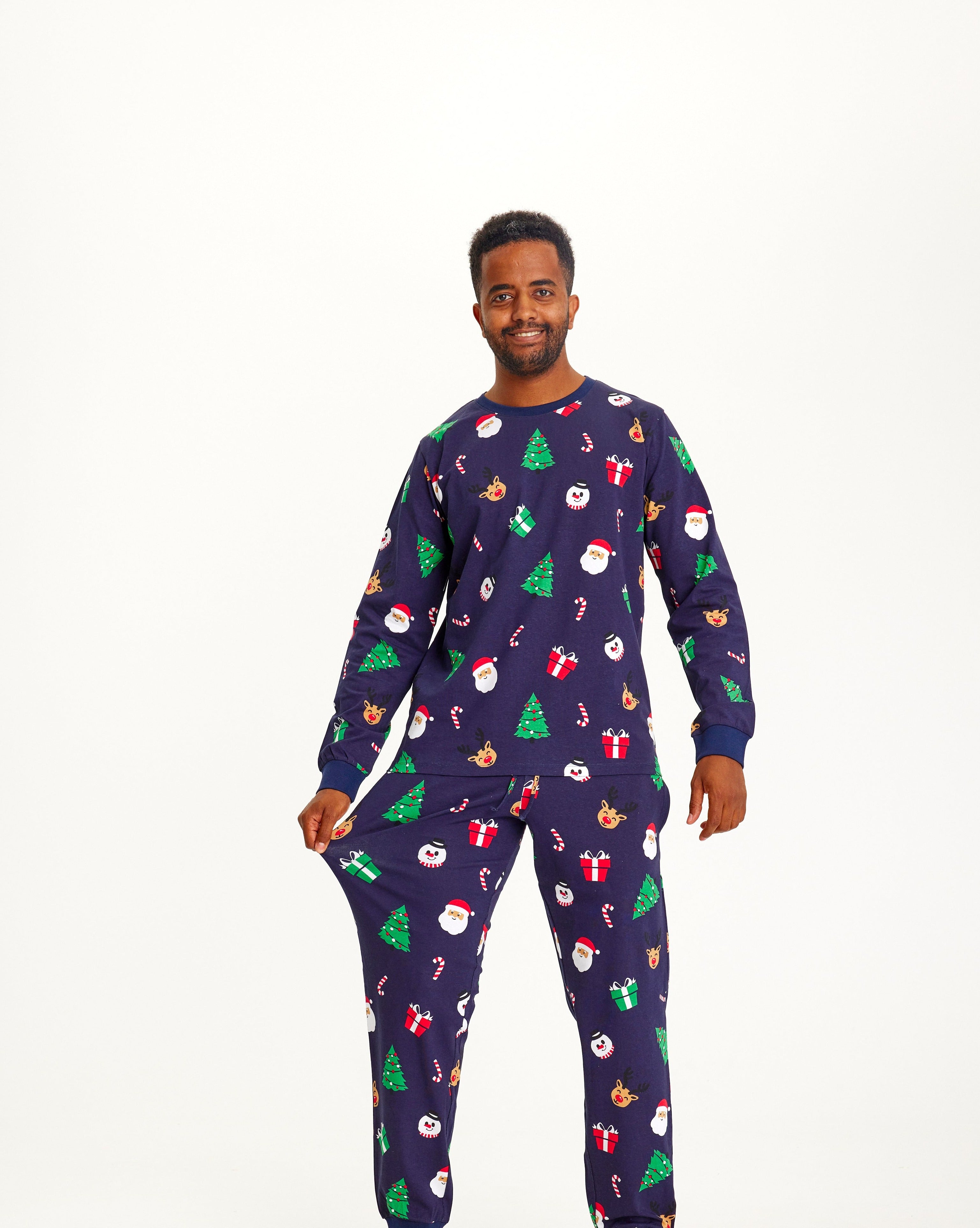 Dunkelblauer Weihnachtspyjama Herren mit buntem Muster aus Tannenbäumen, Schneemännern und Rentieren.