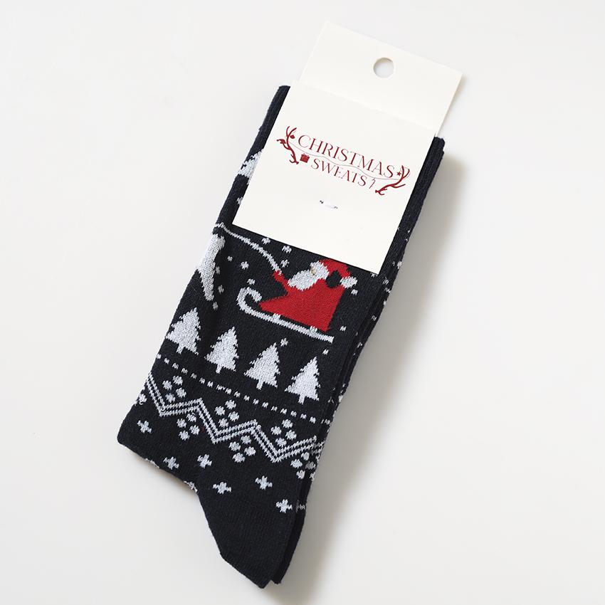 Ein Paar Weihnachtssocken mit Weihnachtsbäumen darauf.